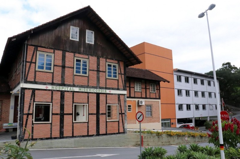 O requerimento para celebrar 100 anos do Hospital Misericórdia de Blumenau é do senador Esperidião Amin - Pref. de Blumenau