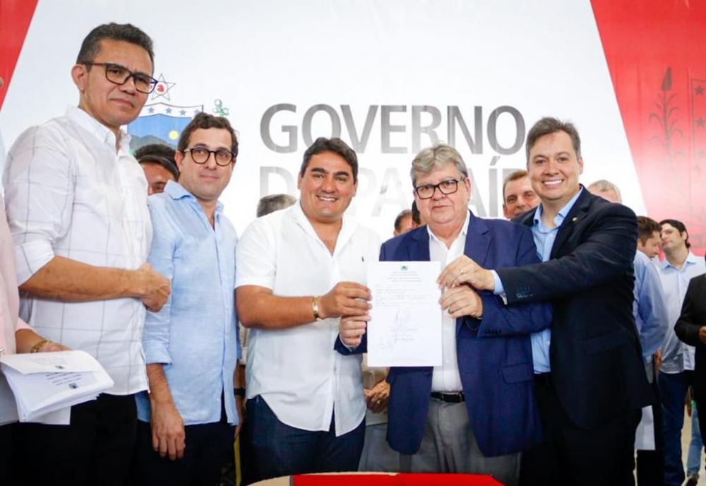 O ônibus entregue pelo Governo do Estado da Paraíba em parceria com a edilidade municipal e o deputado estadual Júnior Araújo. (Foto: Divulgação).