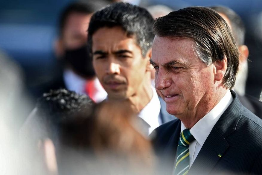 O presidente Jair Bolsonaro conversa com apoiadores no Palácio da Alvorada. (Foto: Evaristo Sá/AFP/27-10-2020).