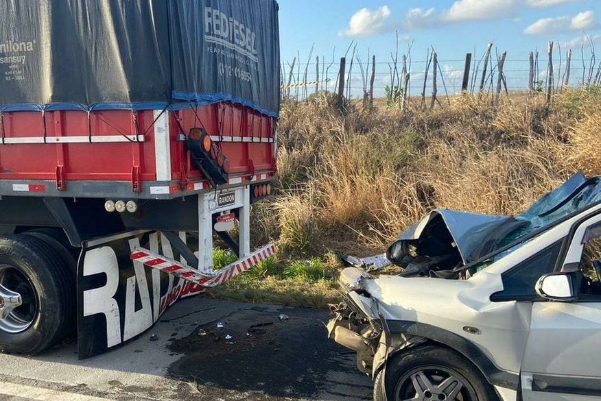 A PRF ainda informou que o motorista, que estava com cinto de segurança, não ficou ferido. (Foto: Reprodução).