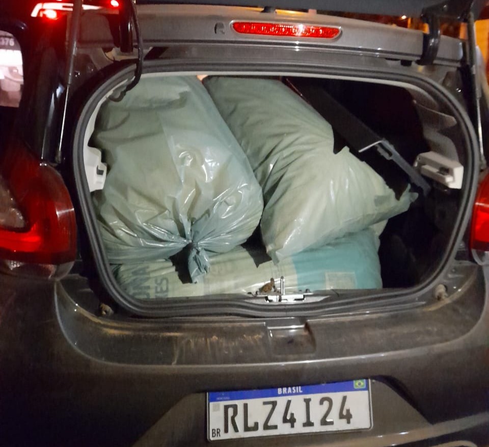 Posteriormente, todo o entorpecente apreendido, o suspeito e os veículos foram conduzidos à Central de Polícia Civil de Cajazeiras (Foto: Reprodução)