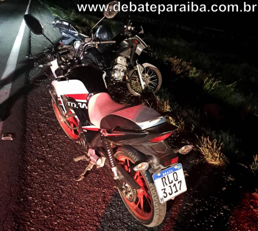 Os militares ao realizarem um breve levantamento, constatado que a moto havia restrição de roubo. (Foto: Debate Paraíba).