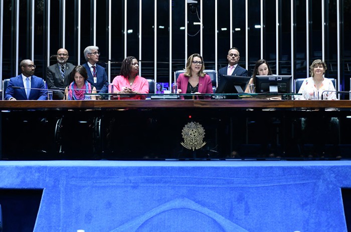Lela (4ª à esq.) requereu a sessão e comandou o debate - Geraldo Magela/Agência Senado