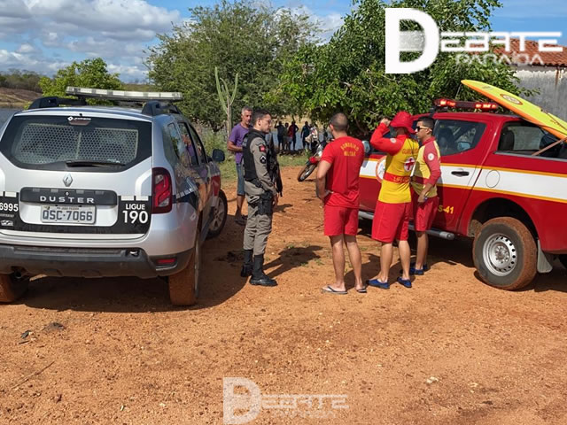 Uma equipe de busca e salvamento do Corpo de Bombeiros foi acionada e esteve no local para fazer a retirada do corpo das águas (Foto Debate Paraíba)