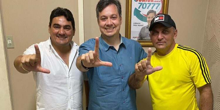 O parlamentar recebeu a dupla, em Cajazeiras, para ratificar a sintonia com um novo projeto para a cidade. (Reprodução).