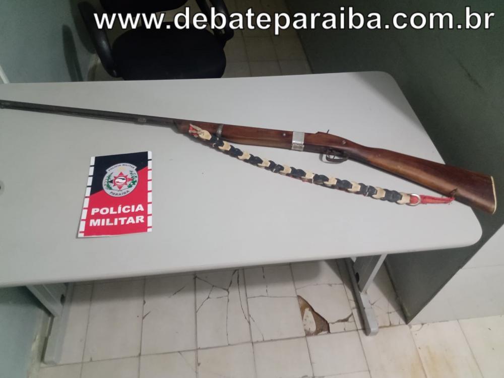 Ao ser feita uma minuciosa no interior da residência, foi encontrada uma espingarda de fabricação caseira. (Foto: Debate Paraíba).
