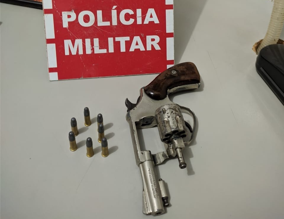 Os suspeitos e o material apreendido foram levados também à delegacia de Polícia Civil, para serem adotadas as medidas cabíveis (Foto: Reprodução)