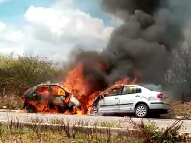 A PM também continua no local buscando informações que confirmem a identidade das vítimas (Foto: Reprodução Redes Sociais)