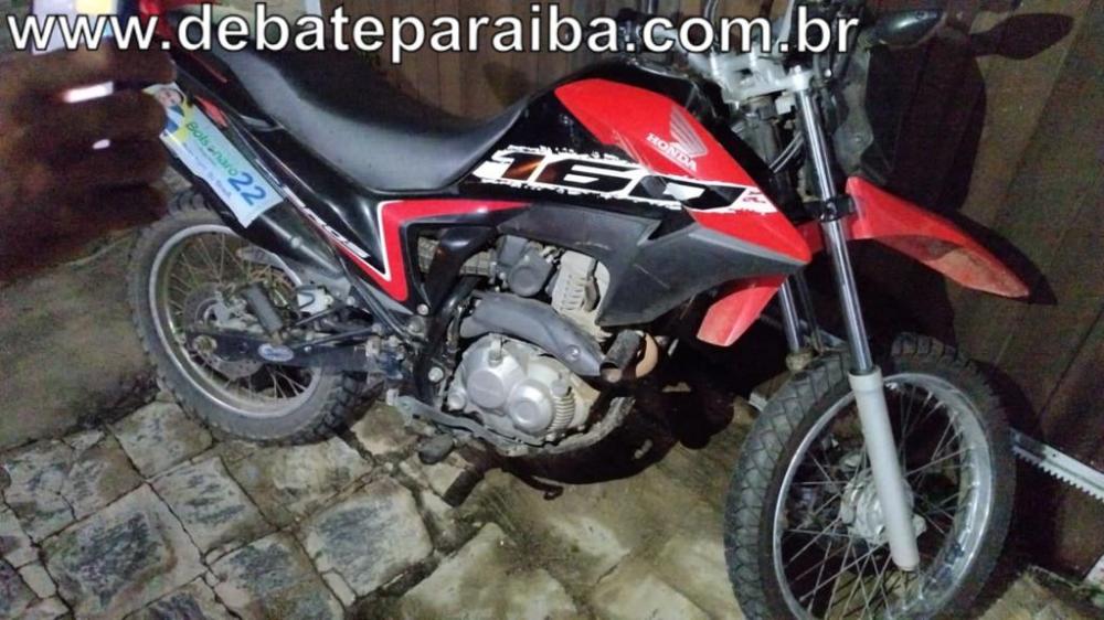 Os militares iniciaram as diligências pela cidade e ao chegarem a Rua Raimundo Francisco Pires, localizaram uma moto Honda Bros de cor vermelha abandonada, sem placa, e com os sinais de identificação adulterados. (Foto: Reprodução).