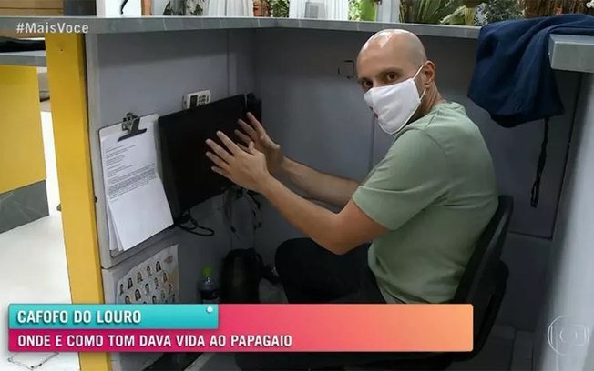 No cafofo do Louro José, tinha um monitor de televisão, por onde Tom via tudo o que estava acontecendo no estúdio. (Foto: Reprodução).