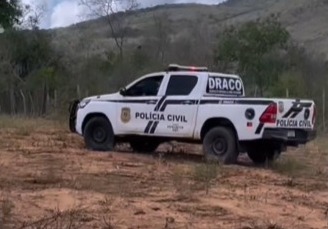 Os policiais ainda apreenderam um fuzil de alta precisão, uma pistola e uma quantidade de maconha.(Foto: Reprodução).