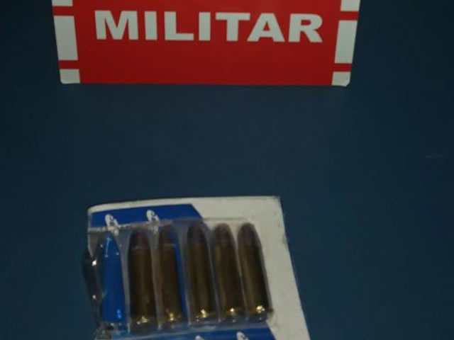 Diante do flagrante, o condutor do automóvel e o material apreendido foram levados à delegacia de Polícia Civil de São Bento (Foto: Divulgação PMPB)