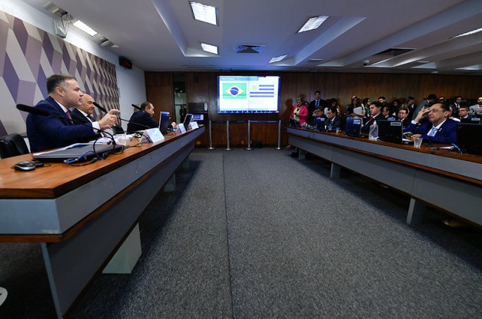Ministro dos Transportes, Renan Filho, ao lados dos presidentes da CI e da CDR, senadores Confúcio Moura e Marcelo Castro, detalha planejamento de ações da pasta - Edilson Rodrigues/Agência Senado