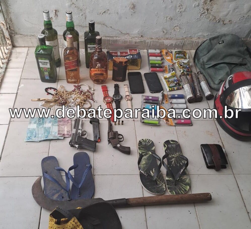 Na ocorrência os militares lograram êxito na apreensão de uma pistola calibre .40, um revólver calibre .32 (Foto: Reprodução)