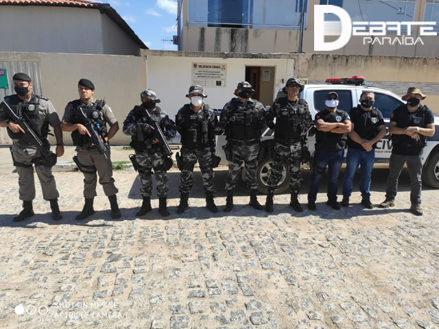 Um homem que estava no interior da residência, recebeu voz de prisão pelo crime de posse ilegal de arma de fogo (Foto - Divulgação PC/PB)