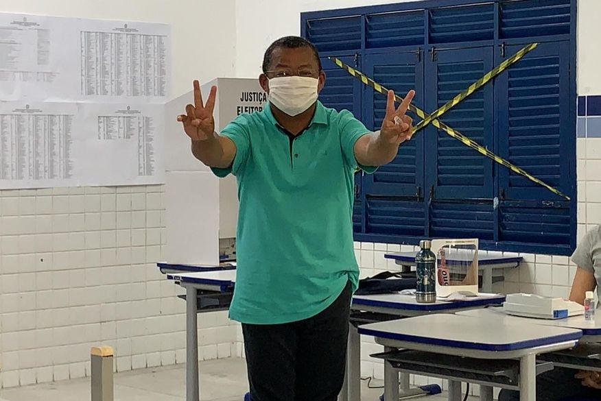 Nilvan Ferreira votou no início da tarde, em Manaíra (Foto: Assessoria).