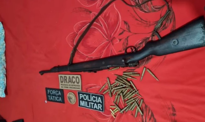 Durante as buscas apreenderam um fuzil calibre 7.62, várias munições do mesmo calibre e os objetos subtraídos no assalto (Foto: Reprodução)