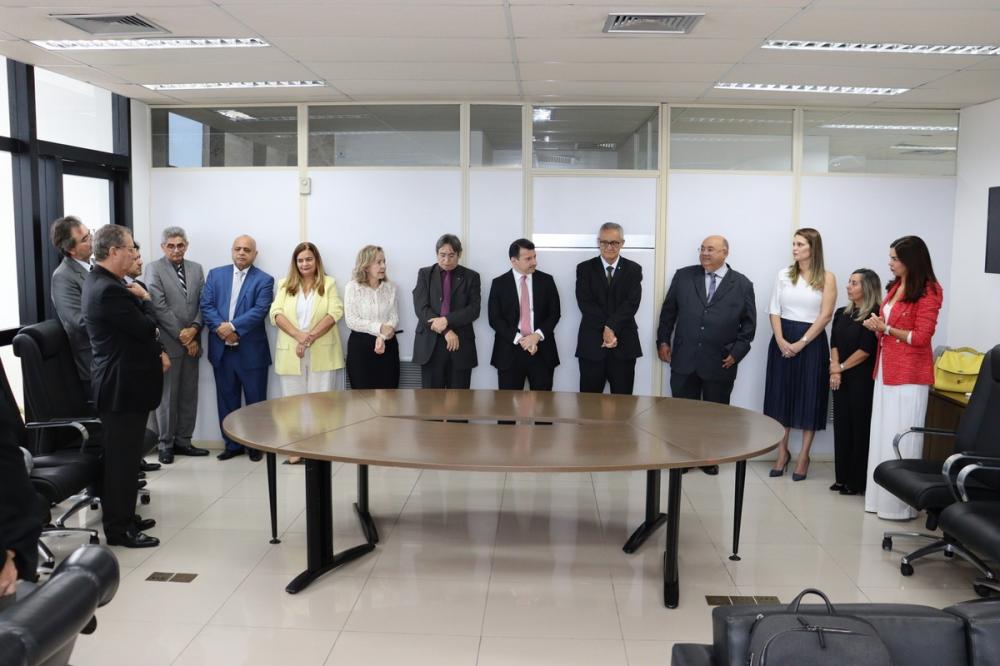Os termos de posse foram lidos pelo secretário-geral em exercício, Rodrigo Pires de Sá. (Foto: Reprodução).