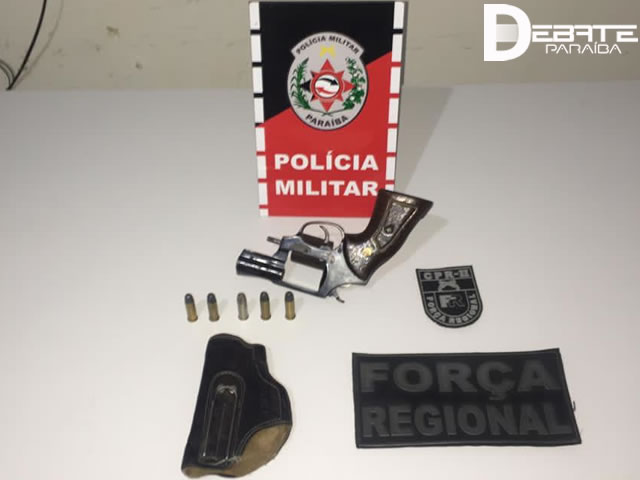 O acusado e a arma apreendida foram levados à delegacia de Polícia Civil, para serem adotadas as medidas que manda a Lei (Foto: Divulgação PMPB)