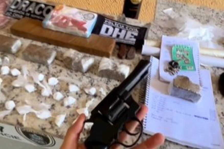 Em Jericó, de acordo com a Draco, um homem foi preso por participação no tráfico de drogas (Foto: Reprodução).