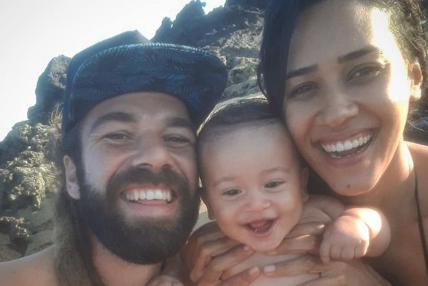 Hugo Mendes Pereira, 32 anos, natural de Jundiaí, em São Paulo, e sua esposa Stela Souza, que também morreu. O filho do casal, Sol, de apenas 1 ano, chegou a receber socorro, mas não resistiu e morreu no local. (Foto: Reprodução/redes sociais).