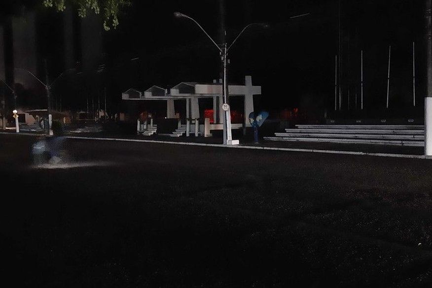 Ruas de Macapá estão completamente no escuro após novo apagão (Foto: John Pacheco/G1).