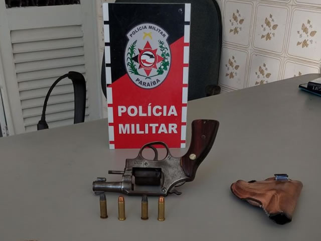 O suspeito, a arma de fogo e alguns objetos pessoais foram encaminhados à Delegacia de Polícia Civil local (Foto: Divulgação PMPB)