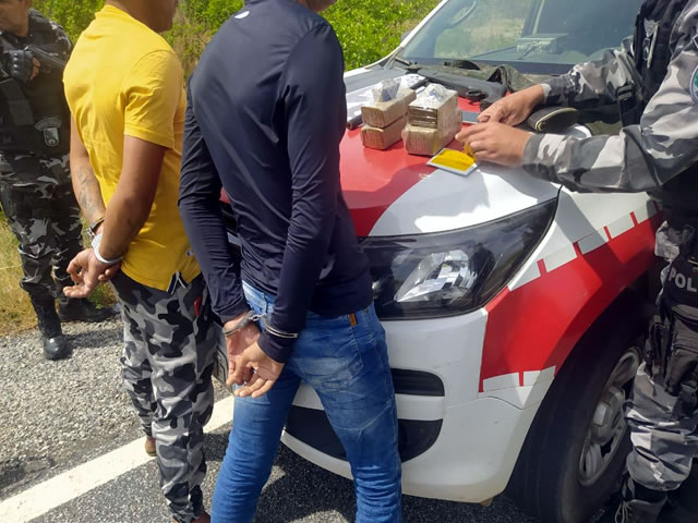 Os acusados e os materiais apreendidos foram conduzidos à Delegacia de Polícia Civil de Piancó, para que as medidas cabíveis sejam adotadas (Foto: Divulgação PMPB)
