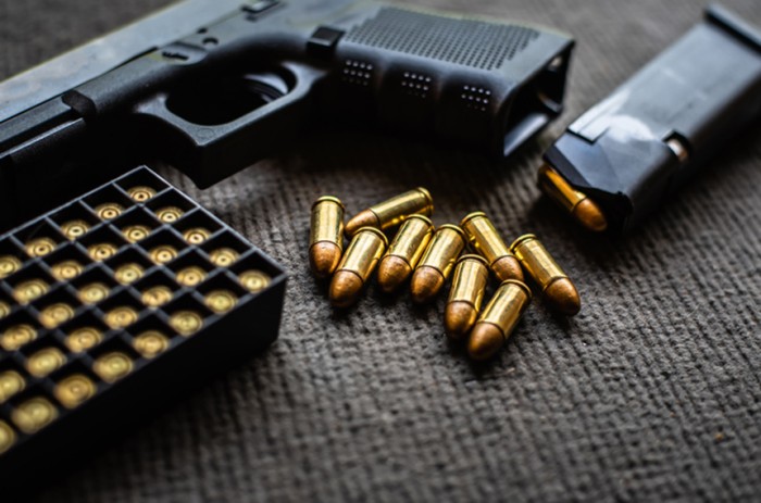 Parecer de Alessandro Vieira sugere a suspensão do porte de arma nos casos de violência doméstica, a criação de dispositivos de caráter antimilícia e a responsabilização de entidades ou indivíduos pelo desvio de arsenais - Getty Images/iStockphoto