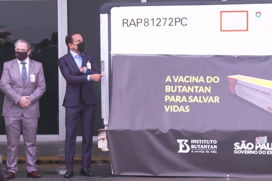 Governador João Doria acompanha chegada dos lotes. (Foto: Reprodução/TV Globo).