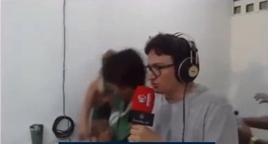 Vídeo: Irmão de Tyrone e sobrinho de Aldeone Abrantes trocam socos e empurrões durante o jogo Sousa e Treze em cabine de rádio