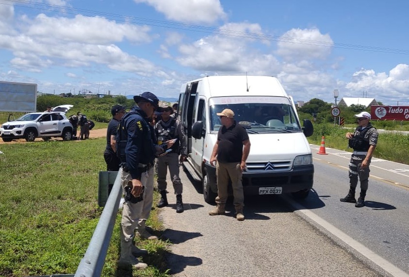 Torcedor do Treze é preso com pistola durante abordagem da Polícia Militar em veículo na cidade de Patos