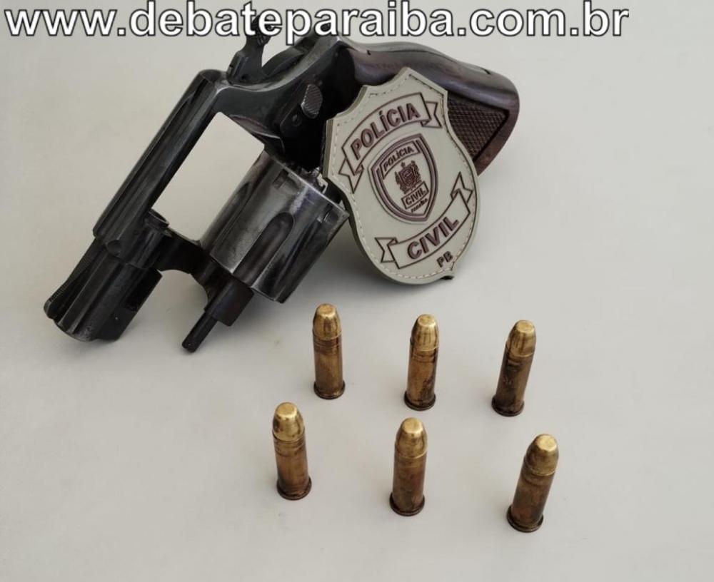 Após ser preso, o infrator da lei foi conduzido à delegacia de Polícia Civil, para serem adotadas as medidas necessárias ao caso. (Foto: Debate Paraíba).