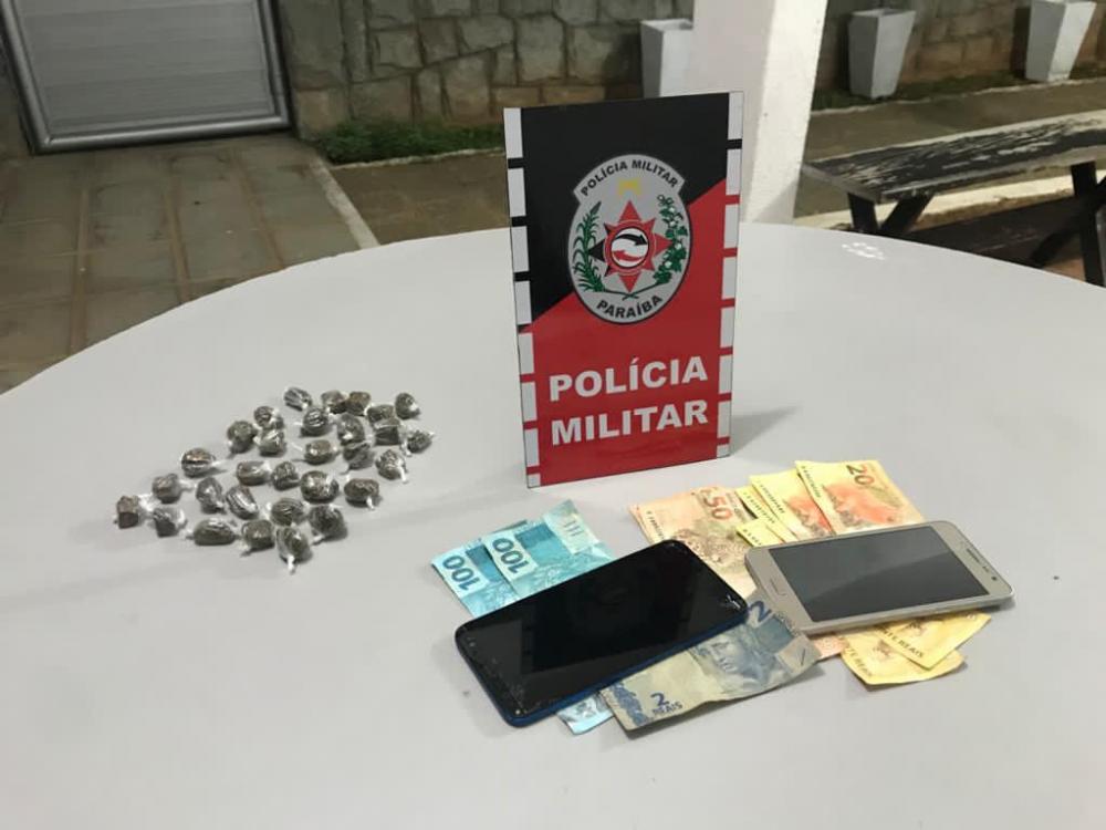 Os acusados e todo material apreendido foram encaminhados à Delegacia de Policia Civil (Foto: Divulgação PMPB)