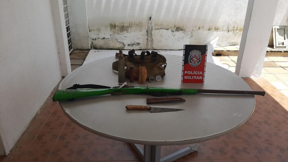 O suspeito juntamente com a arma foram conduzidos para a Central de Polícia Civil de Patos (Foto: Divulgação PMPB)