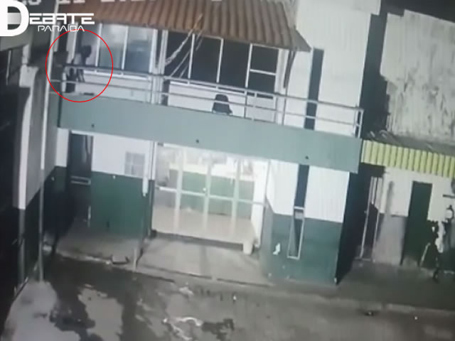 Os acusados juntamente com o material apreendido foram levados à delegacia de Polícia Civil. (Foto: Reprodução).