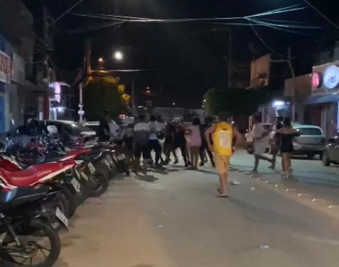 Momentos depois os ânimos foram apaziguados e a confusão foi encerrada (Foto: Reprodução Redes Sociais)