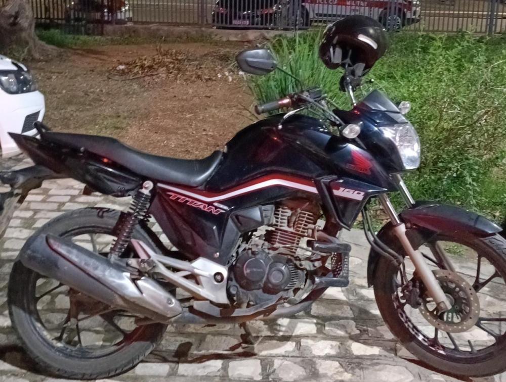 Posteriormente, a motocicleta foi levada a delegacia de Polícia Civil para serem adotados os procedimentos cabíveis, e em seguida devolvida ao proprietário legítimo (Foto: Reprodução)