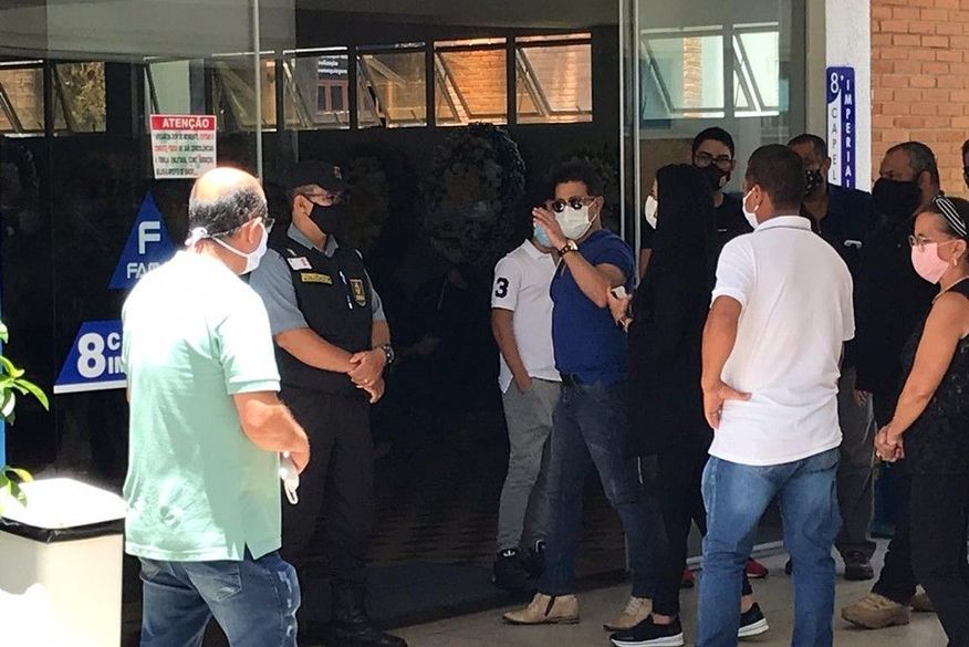 Zezé di Camargo (de camiseta azul escura) na chegada ao velório de Seu Francisco, em Goiânia. (Foto: Vitor Santana/G1).
