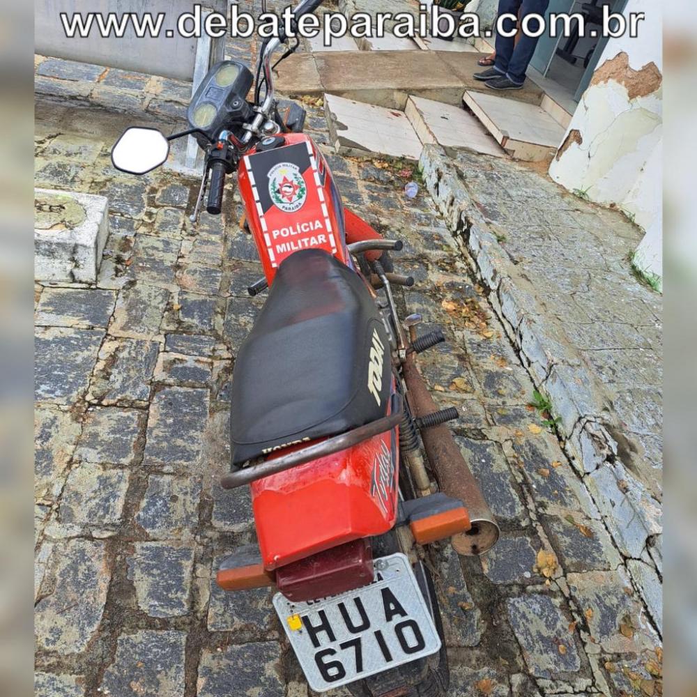 Os militares receberam uma informação dando conta de que tinha uma moto abandonada nas proximidades da Receita Federal, no bairro Gato Preto, em Sousa. (Foto: Reprodução).