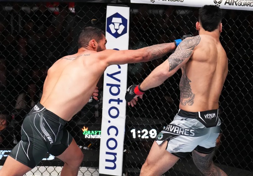 Peso-médio paraibano volta a vencer após duas derrotas seguidas e conquista premiação com nocaute contra Brad Tavares ainda no primeiro round em Las Vegas (Foto: Reprodução)