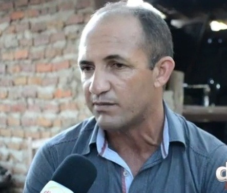A gestão do prefeito está sendo acusada de usar máquinas e mão de obra de servidores do município de Poço Dantas. (Foto: Tv Diário do Sertão).
