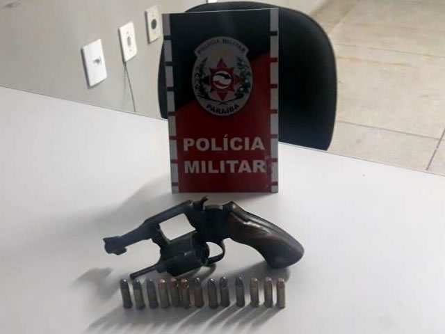 Diante do flagrante, o acusado e o material apreendido foram encaminhados até a Delegacia de Polícia Civil (Foto: Divulgação PMPB)