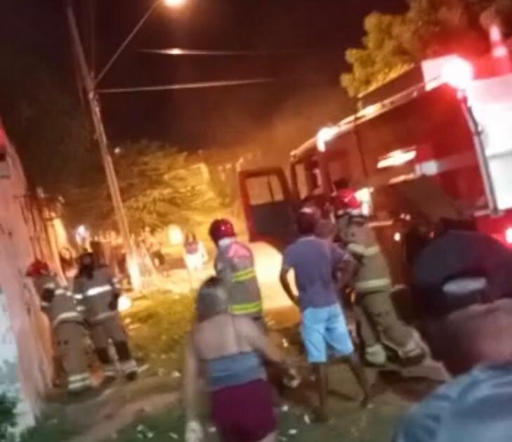 Felizmente ninguém ficou ferido, sendo constatado apenas danos materiais. A causa inicial do fogo não foi divulgada (Foto: Reprodução Redes Sociais)