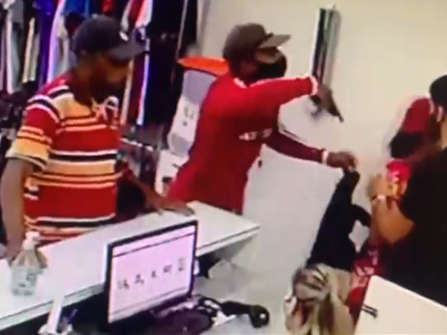 Câmeras de segurança do estabelecimento registraram a ação, onde irá ajudar a polícia no trabalho de investigação (Foto: Reprodução Redes Sociais)