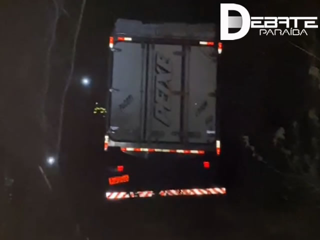 O homem seguia com uma carga de 20 toneladas de camarão, em destino ao Rio de Janeiro (Foto: Reprodução Blog do João Alencar)