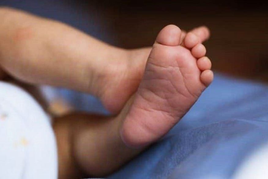 A menina estava de barriga para baixo, respirando com um pouco de dificuldade, mas, segundo os socorrista, não parecia estar lá há muito tempo. (Foto: Reprodução).