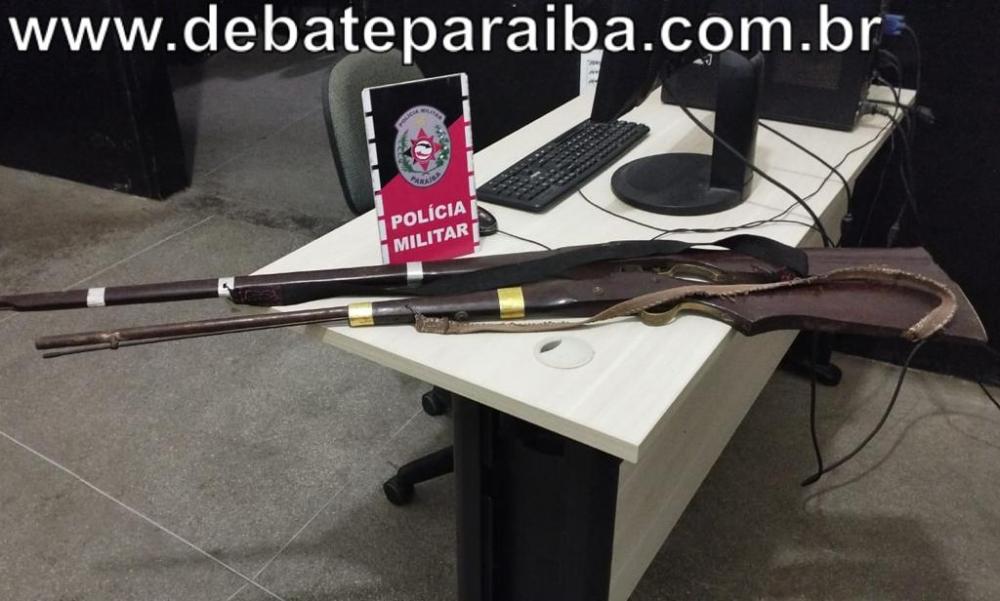As partes envolvidas e as armas apreendidas foram conduzidas à delegacia de Polícia Civil e apresentadas ao delegado de plantão (Foto: Reprodução)