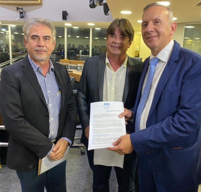 A FIEP entregou a Aguinaldo Ribeiro, as sugestões da CNI reiterando a importância para a indústria (Foto: Reprodução)