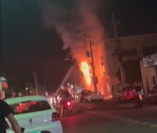 Vídeo: Corpo de Bombeiros é acionado para conter fogo em poste da rede elétrica no centro de Sousa